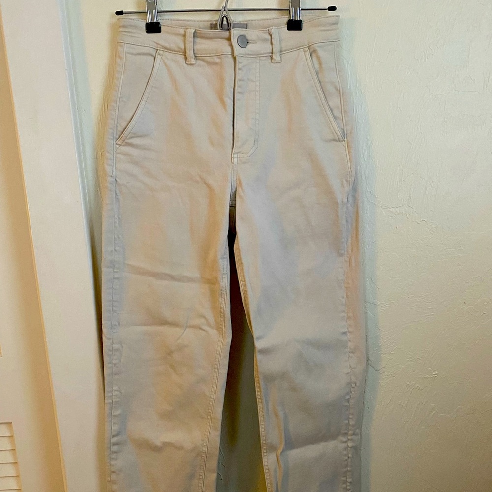 Everlane straight leg crop in sandstone, size 2/26 tall.